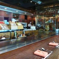 けやき坂 - 店内はカウンターの奥にお野菜がディスプレイされています。 