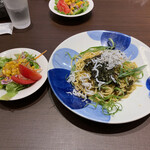 Kamakurapasutaiommoruasahikawaekimaeten - 釜揚げしらすと高菜のピリ辛パスタ（サラダセット）