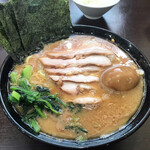 ラーメン 杉田家 - チャーシュー麺中盛＋味玉