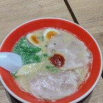 モヒカンらーめん - 極上豚骨モヒカンラーメン煮卵入り