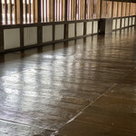 鯛焼本舗 遊示堂 - 〈特別公開〉ロの渡櫓。中央の凸凹した床板は手斧(ちょうな)や槍鉋(やりかんな)で削られた築城当時の物。感動しながら歩きました(ˊᵒ̴̶̷̤ꇴᵒ̴̶̷̤ˋ)