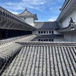 鯛焼本舗 遊示堂 - 〈特別公開〉ロの渡櫓、外側から。24連の窓は壮観です。城内側と城外側では窓の造りが違いました。他にも敵の侵入を食い止める仕掛けが沢山。