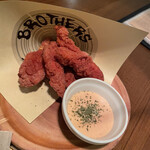 ブルー マーケット ブラザーズ - ささみのピリ辛フライ。付いてきた明太子ソースがとても美味しかった。レタス追加で頼みました。