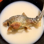富小路 やま岸 - 子持ち鮎の塩焼きと揚げ銀杏餅 白味噌仕立て②