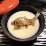 富小路 やま岸 - 子持ち鮎の塩焼きと揚げ銀杏餅 白味噌仕立て①