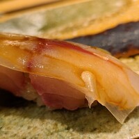 海味 - ⑤真鯖(京都府舞鶴産)、白板昆布載せ
                    産卵期は春～初夏、旬は秋～冬
                    身が軟らかくトロける様な舌触り。
                    コクのある旨みに白板昆布の穏やかな旨みも加わっています。