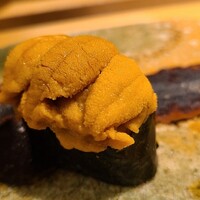 海味 - ⑱北紫雲丹(北海道礼文島産)軍艦巻き
                    北紫雲丹の産卵期は秋、旬は春～夏。
                    舌の上に5秒ホールドして頂く。
                    臭みが無く、上品な旨みと甘み、口の中で溶けていきます。