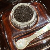海味 - ③キャビア(宮崎県産)
                      宮崎県で養殖されているシロチョウザメから取った100%国産のキャビア。
                      塩味は穏やかで卵との相性が良い醤油も添加。