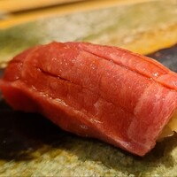 海味 - ⑮本鮪中トロ(青森県大間産、232kg)
                    少し背トロの様なさっぱりとした脂のり、旨みにコクがあり、ほのかな酸味も感じます。
                    まだ秋鮪なので烏賊を食べていないので脂のりは今後良くなっていくと思われます。