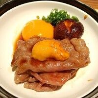肉割烹 肉かぶく - サーロインとウニのすき焼き