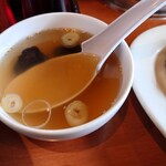 らー麺 ふしみ - チャーハン単品には中華スープが付きます。濃い味チャーハンに対して、スープは塩味が控えめで嬉しい。