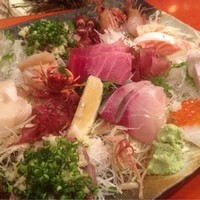 魚竹 - お任せ刺身盛合せ サーモン 鯛 イカ   イクラ ハマチ マグロ ホタテ 赤貝 ホタルイカ 甘エビ  カツオ ヒラメ 以上13種 盛りだくさん！