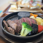 Sushi Kappou Sushikou - ＊お肉はミディアムレアで焼かれていますので、好みで焼き石で加熱します。