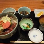 ゆうき丸 - 日替わり丼（本マグロ、カツオ、汐子、平政、のり玉、サーモン、タラコ）