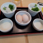 Izushi Teuchi Soba Sarasoba Hanamizuki - 皿そばのつゆ、薬味、とろろ、生卵。