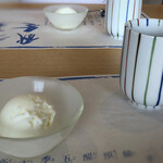 Sushi Kappou Sushikou - ◆「共通」一の塩のアイスクリーム・・軽い塩味ですので、食後に頂くとサッパリします。お煎茶と。