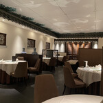 旬遊紀 - 向かって右側がソファ席、左側がテーブル席