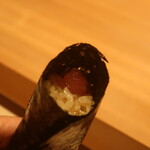 鮨 しみづ - 40日間熟成大間産本鮪カマトロと北海道利尻産雲丹の巻物