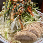 ラーメン二郎 - 小ぶた（980円）＋ネギ（100円）＋ニラキムチ（100円）＋味付玉子（100円）、ニンニクコール