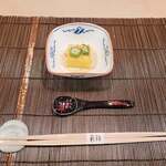 Sushi Kappou Okinazushi - 先付け　桃の風味のたれをかけた南京豆腐