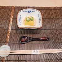 すし割烹 翁鮨 - 先付け　桃の風味のたれをかけた南京豆腐