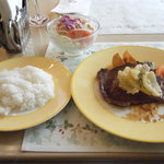 ビーフソテーポリネシアンソースとライスとサラダ