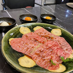 焼肉 拍手喝采 - 名物 サーロインの瞬間炙りすき焼き