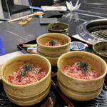 焼肉 拍手喝采 - サーロインの生フレーク丼