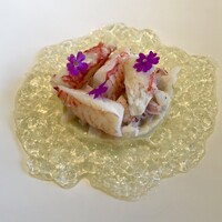 レストラン オオツ - オホーツクの毛蟹 根セロリのピューレ トマトのガスパチョの上澄みのジュレ