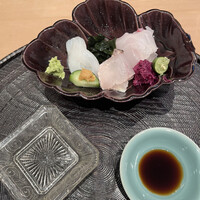 青草窠 - お刺身。このライムが変わり種！プチプチして面白い。