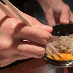 よろにく - 卵黄を割り