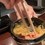 よろにく - かき混ぜてタレとする。