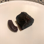 プレゼンテ スギ - ⑰向こう側 ～そのまた先へ～（焼き芋のように仕上げた紫人参、ウワミズザクラのソース）