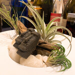 プレゼンテ スギ - ㉔食べられなそうで食べられる（猪ラード・竹炭・マテバシイのモアイ像フィナンシェ）