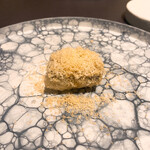 プレゼンテ スギ - ⑪鱧（鱧出汁と10種類の夏キノコでGVした鱧2枚付けフリット、マカダミアナッツのすりおろし）