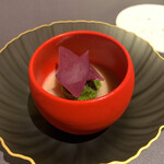 プレゼンテ スギ - ㉒桃のニョッキ（じゃがいもの澱粉とわらび粉のニョッキ、桃のソース、生と乾燥させたセロリの葉シャーベット）