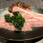 杏樹亭 岸根店 - トントロ。大葉とわさびが付いていて、レモン汁と塩で食べると、美味しい…