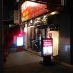 Yakiniku Horumon Sacchan - 入り口の雰囲気に対して店内は明るく入りやすかったです