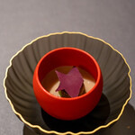 プレゼンテ スギ - 2022.9 桃のニョッキ（じゃがいもの澱粉とわらび粉のニョッキ、桃のソース、生と乾燥させたセロリの葉シャーベット）