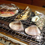 Ajikura - 海鮮バーベキュー焼き　　ホタテ・つぶ・サザエ・カキ・えびをバーベキュー感覚でお楽しみください。