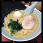 新吉家 - 久々に醤油より豚が強い家系ラーメンにあたった