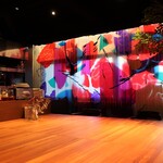 PENITENT - ものすごく巨大なテーブルと、赤やピンクの光を通した幻想的な壁。