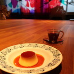 PENITENT - クレームカラメル（550円税込／ホイップクリーム乗せは600円）と、本日のコーヒー（700円税込）。