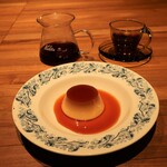 PENITENT - クレームカラメル（550円税込／ホイップクリーム乗せは600円）と、本日のコーヒー（700円税込）。