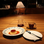 PENITENT - クレームカラメル（550円税込／ホイップクリーム乗せは600円）と、本日のコーヒー（700円税込）。
