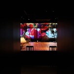 PENITENT - 真っ暗な通路の奥にピンクの光が見えます。