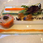 ロワゾブルー - 鯛のタルタル・サーモンマリネ包み　ベビーリーフのサラダ　京野菜のコンポート　キャビア添え　海老風味のジュレ.jpg