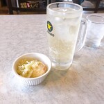 Yokoi - ハイボーは薄いながらも酒の味を感じる。スパに全品付随するミニポテサラ&コールスローを一緒に出してくれた