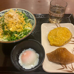 丸亀製麺 - ぶっかけコロうどん、さつま芋天ぷら、いなり寿司、温玉