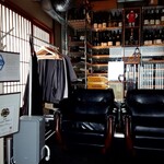 ニシムラ麺 - 入口のワインセラーなど